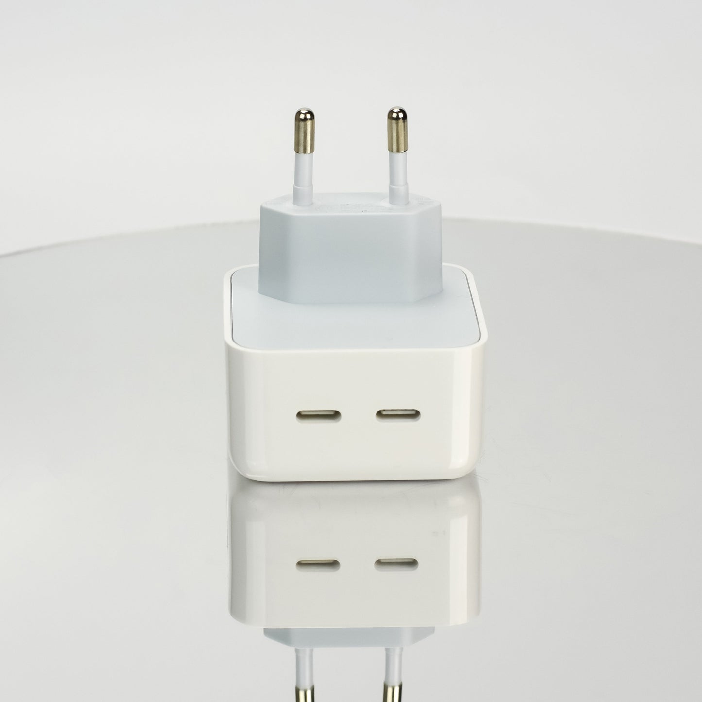 Pakning med 35w oplader og 1 stk. 2m USB-C til USB-C kabel